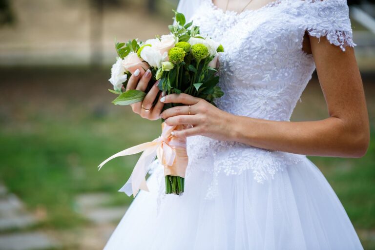 how to finish a hand tied wedding bouquet