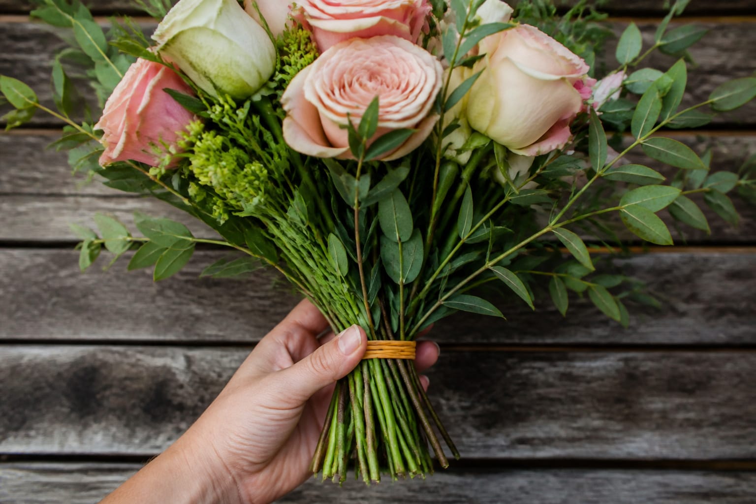 Rubber band at the binding point of a hand-tied spiral bouquet